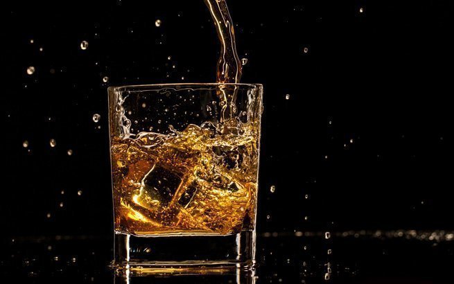 Whisky ist ein Dauerbrenner unter den Getränken – aber wie trinkt man ihn richtig?