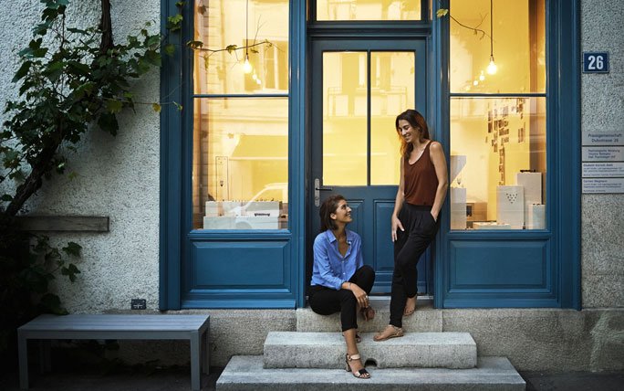 Josie und Jessica Fernando vor ihrem Kinsfolk-Shop in Zürich