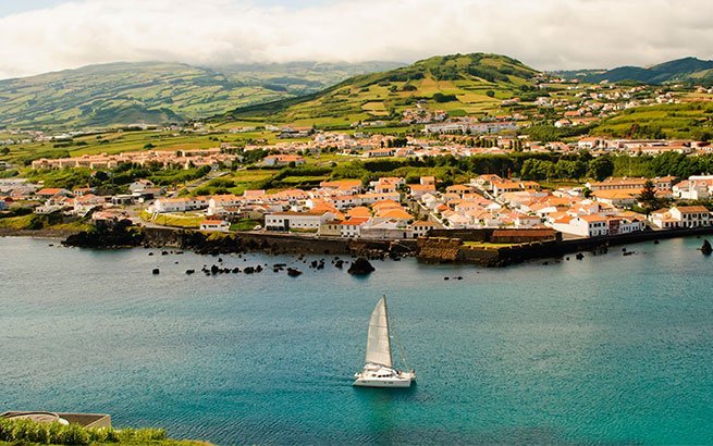 Azoren: Bucht der Insel Faial.