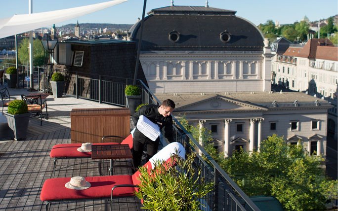 Picknicken auf der Dachterrasse des Ambassador à l'Opéra