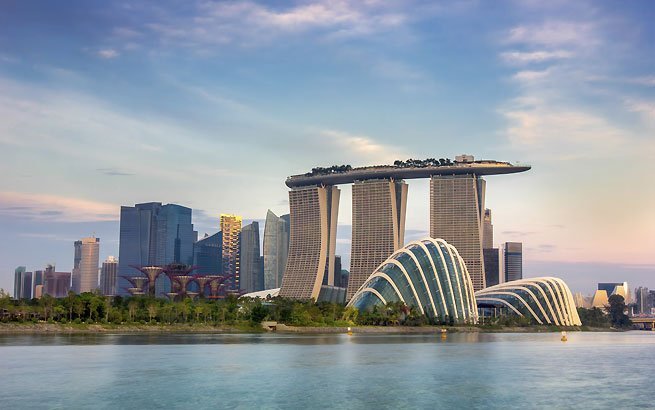Die beeindruckende Skyline von Singapur mit dem Marina Bay Resort und den Gardens of the Bay