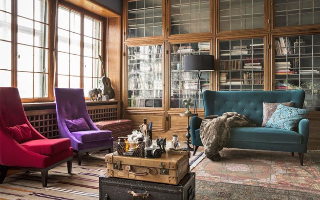 Bohème Living Wohnzimmer-Einrichtung: Stil, Farben und Muster werden wild gemixt