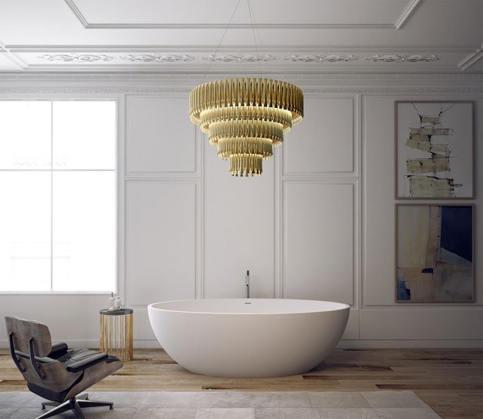 Goldener Kronleuchter für ein Luxus Badezimmer