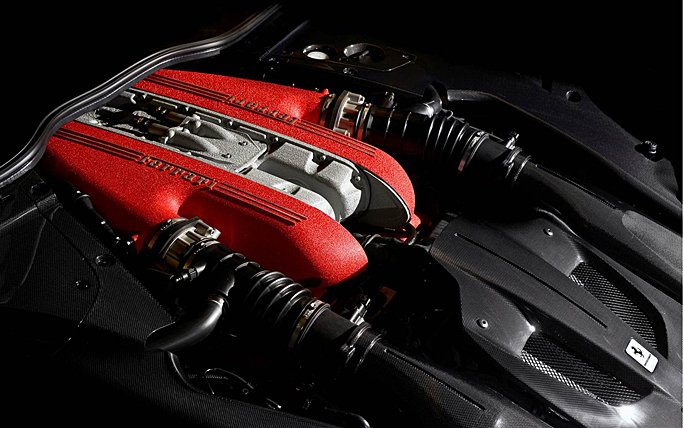 Das V12-Herz im Ferrari F12tdf schlägt in Rot