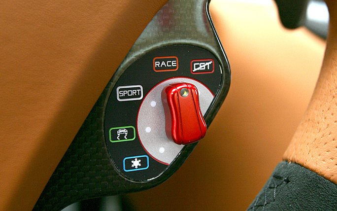Schaltzentrale am Lenkrad des 599 GTB Fiorano