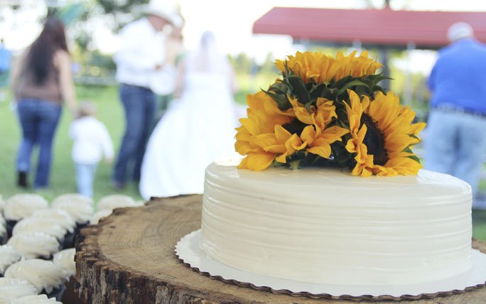 Hochzeitstorte mit Sonnenblumen