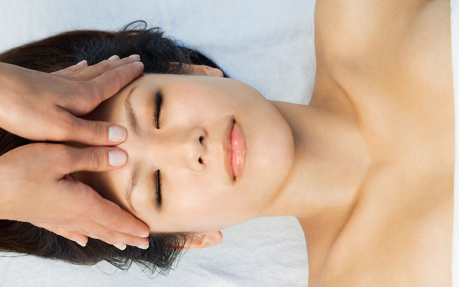 Akupressur-Druckmassagen auf der Stirn helfen bei Übelkeit und stärken die Gesichtsmuskulatur