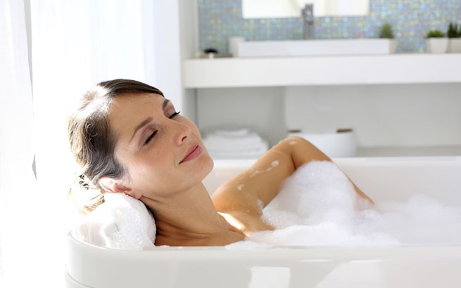 Wellness zuhause: Mit Schaumbad im Badezimmer entspannen
