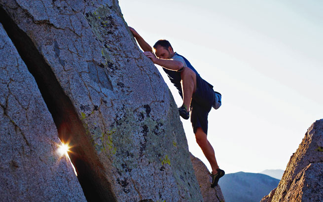 Bouldern als Sport, Hobby und Adrenalinkick: Klettern an einer Felswand ohne Seil
