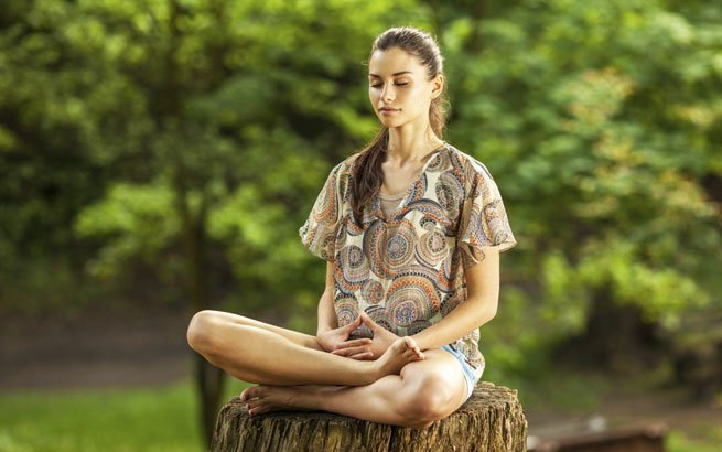 Frau bei Meditation im Wald: Meditieren lernen kann jeder 