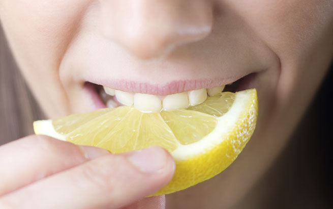 Zitrone wirkt im Körper basisch und gehört deshalb zur basischen Ernährung dazu