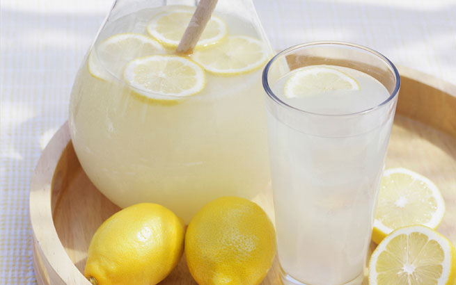 Prickelnd und fruchtig: Bowle mit Zitrone