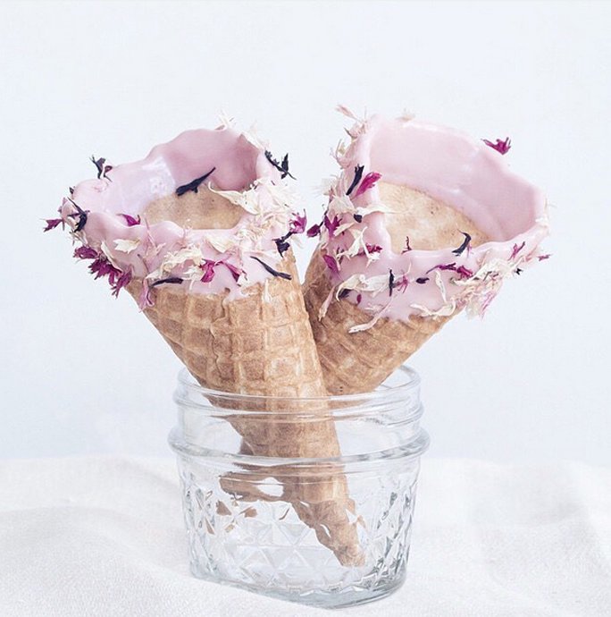 Eis-Cornets mit getrockneten Blütenblättern