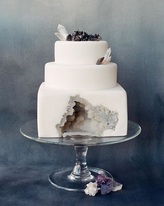 Geode Cake im grauen Kleid