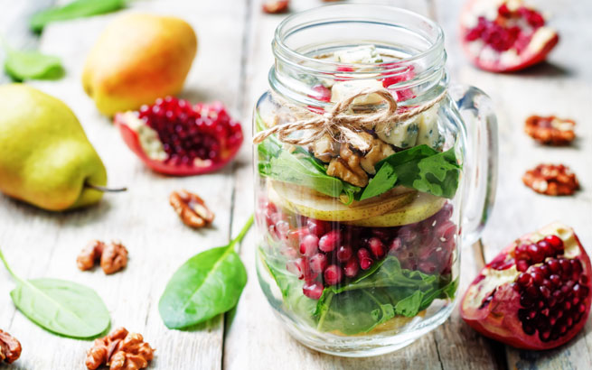 Vitaminreicher Energiekick: Spinatsalat mit Birne, Granatapfel und Walnüssen