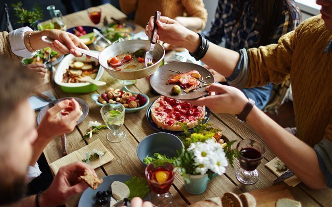 Einladung zum Dinner: Das richtige Mitbringsel für Ihren Gastgeber