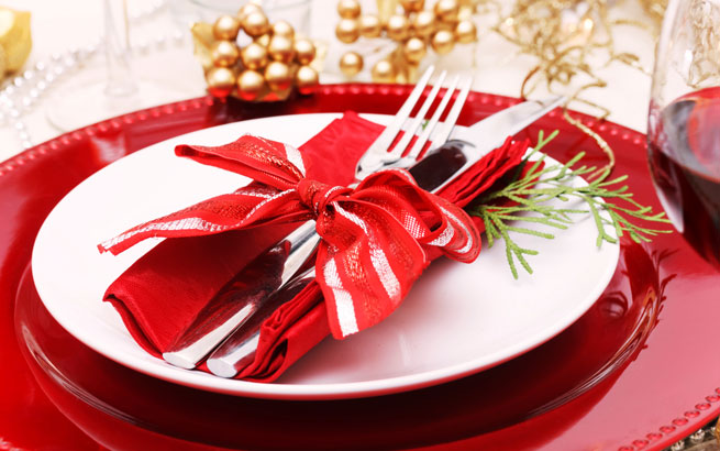 Rote Tischdeko für ein Silvestermenü ganz in Rot