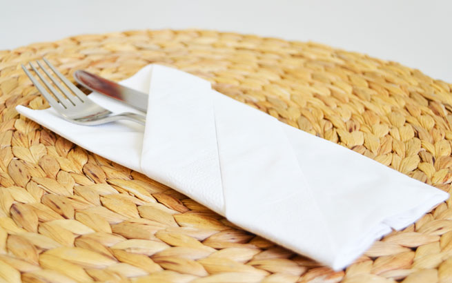 Servietten falten: Bestecktasche für Messer und Gabel