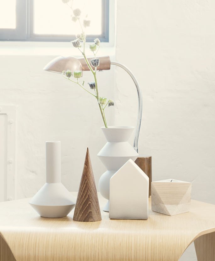 Geometrische Vasen aus weissem Porzellan