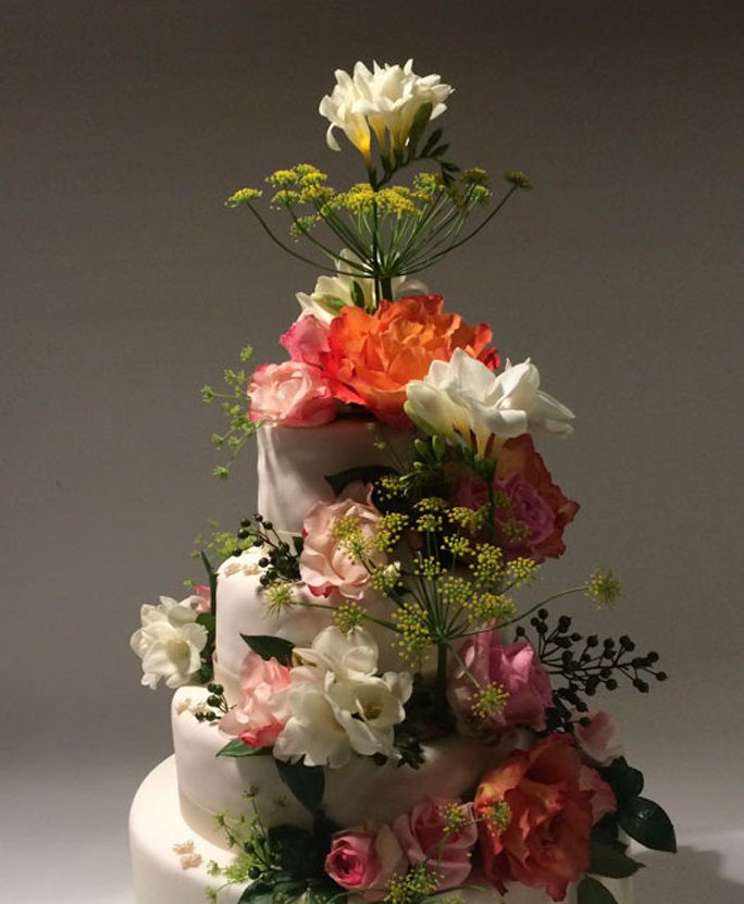 Mehrstöckige Blumen-Torte