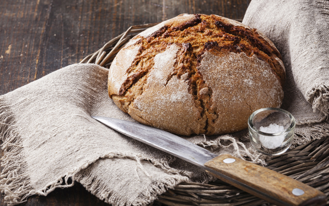 Brot backen: Grundrezept, Backanleitung ohne Hefe und Tipps für Sauerteig