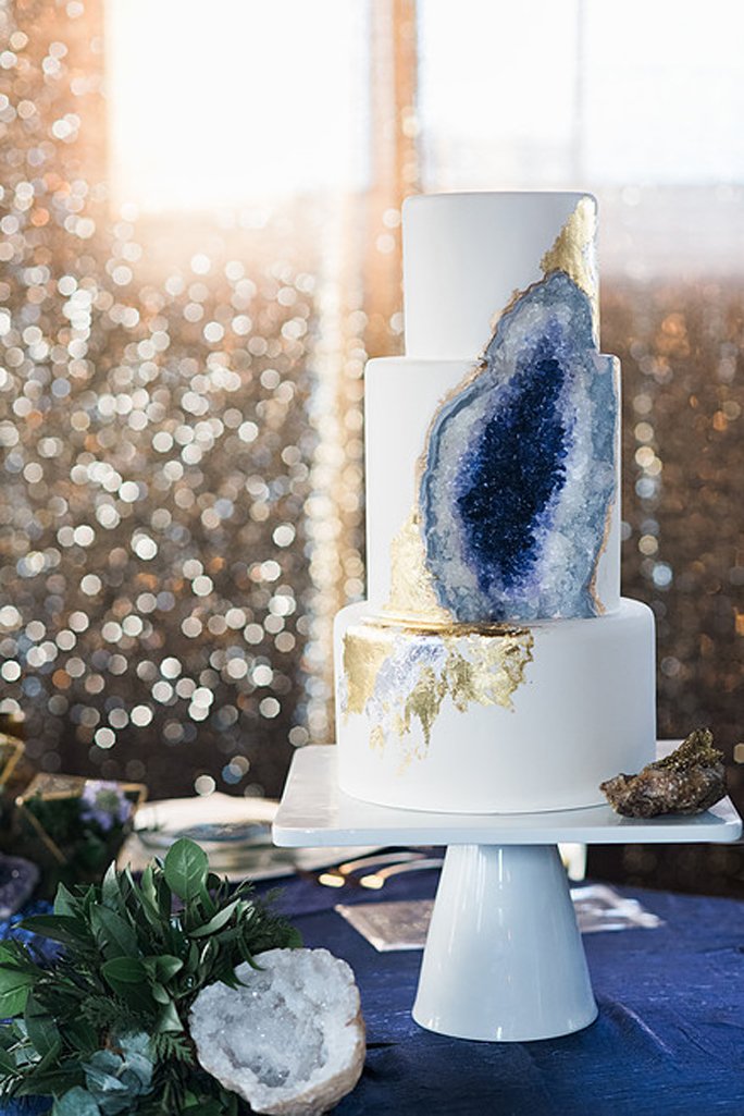 Glamouröser Geode Cake in blau