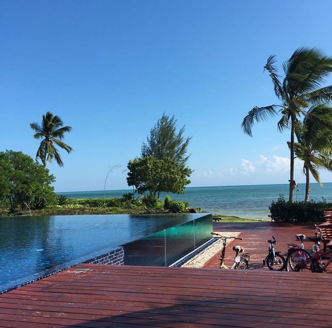 Gläserner Infinity Pool: The Residence Zanzibar, Tansania