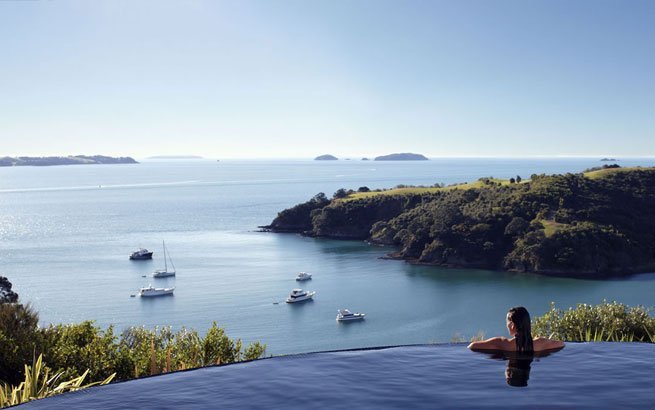 Meer und Poolbecken verschmelzen optisch miteinander: Infinity Pool der Delamore Lodge in Neuseeland