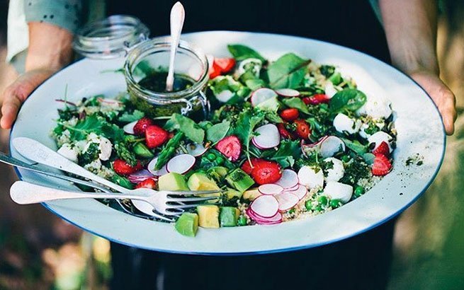 Rohkost: Salat mit rohem Spargel, Erbsen, Radieschen und Erdbeeren