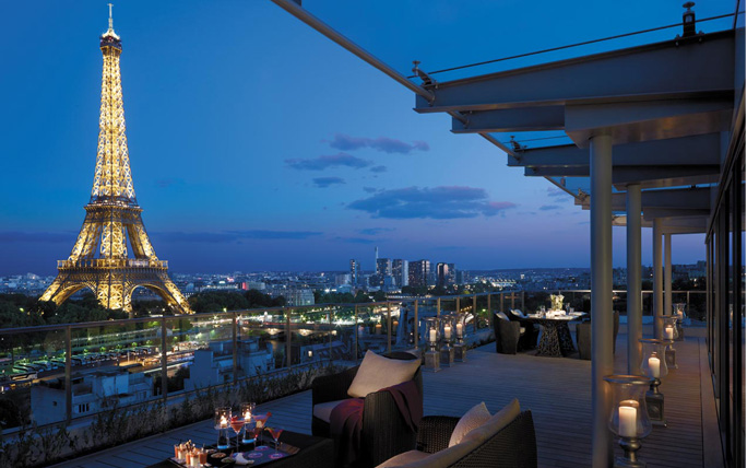 Auf der Terrasse des Hotels Shangri-la in Paris