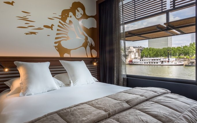 Auf der Seine: Besonderes Hotel in Paris (Frankreich)
