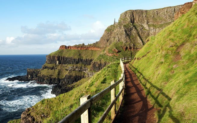 Grüne Wiesen und Klippen wohin das Auge schaut – Giant's Causeway an der Küste Irlands