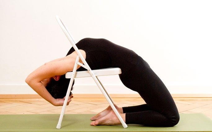 Iyengar Yoga mit Stuhl