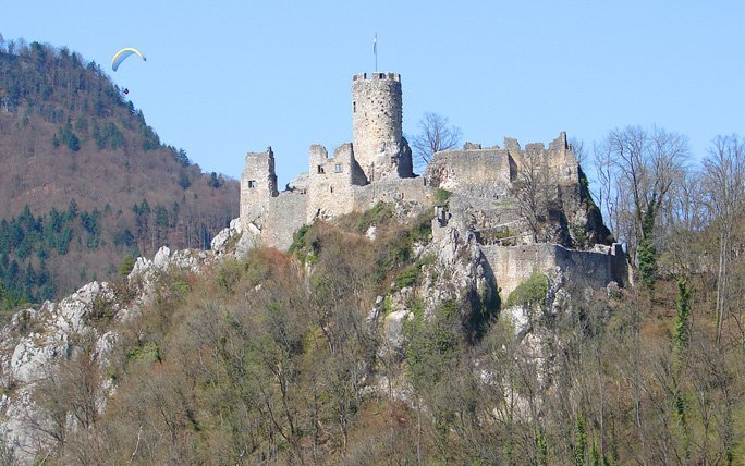 Die Ruine von Burg Neu-Falkenstein