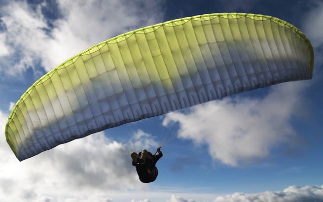 Paragliding: Hoch über den Wolken