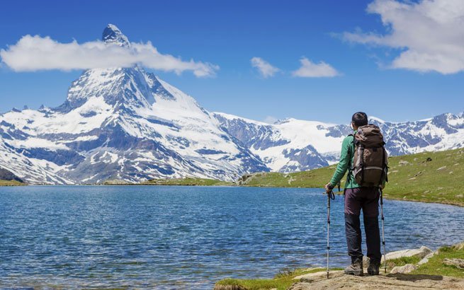 Schweizer Wanderwege am Wasser: Wanderer am Matterhorn