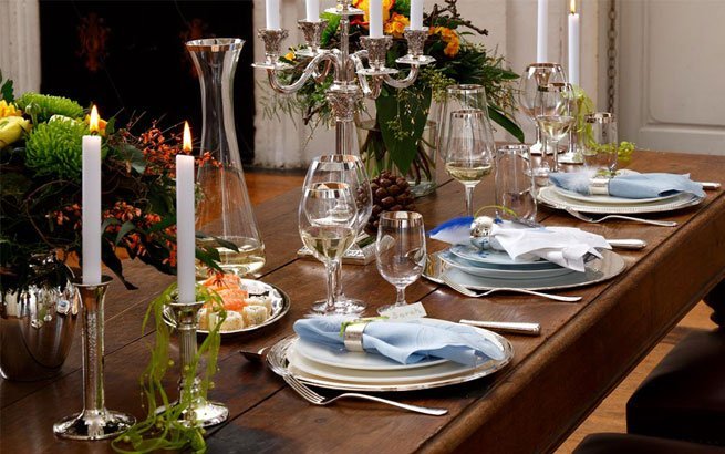 Opulent gedeckter Tisch mit Silberbesteck und Tafelsilber von Sonja Quandt
