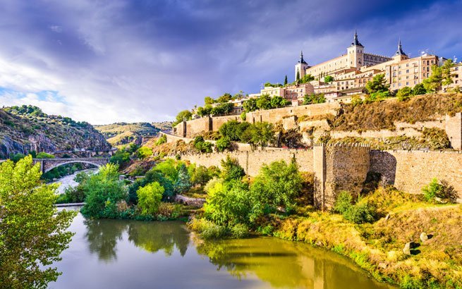 Toledo liegt etwa 100 Meter über dem Ufer des Flusses Tajo