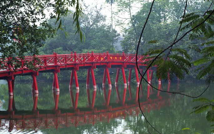 Rote Brücke über dem Hoan Kiem in Hanoi