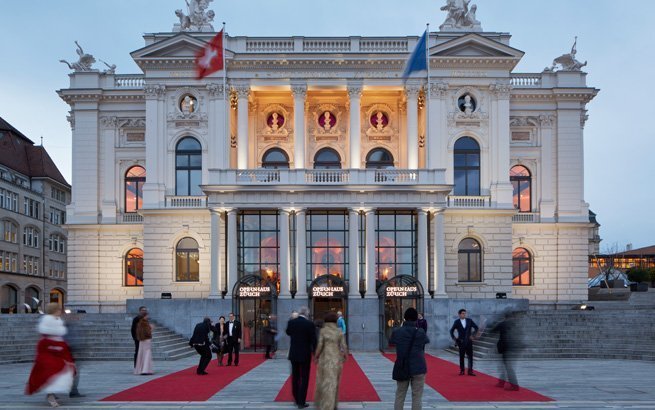 Beim Opernball Zürich trifft sich die Creme de la Creme der Schweizer Kunstfreunde. Tanz, Genuss und Gesang stehen jedes Jahr auf dem Programm.
