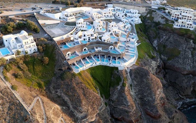 Hotel nahe der Klippe auf Santorin (Griechenland)