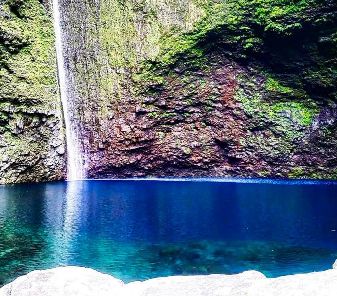 Baden in glasklaren Wasserfall-Seen