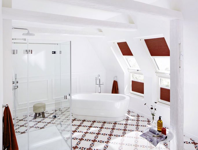 Rot-weisse Terrazzoplatten fürs Badezimmer