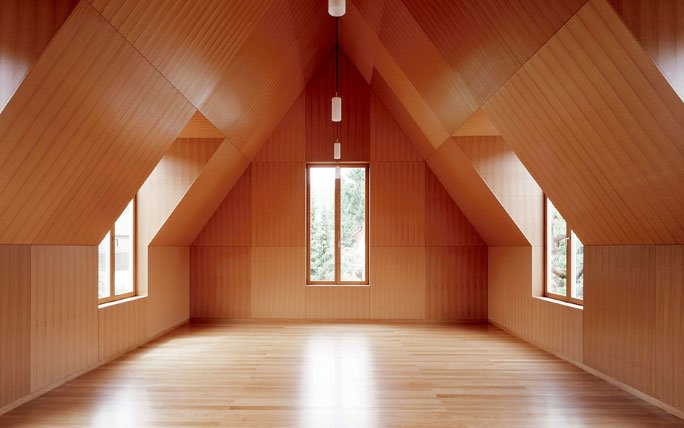 Ausbau Dachwohnung mit Holzpaneelen