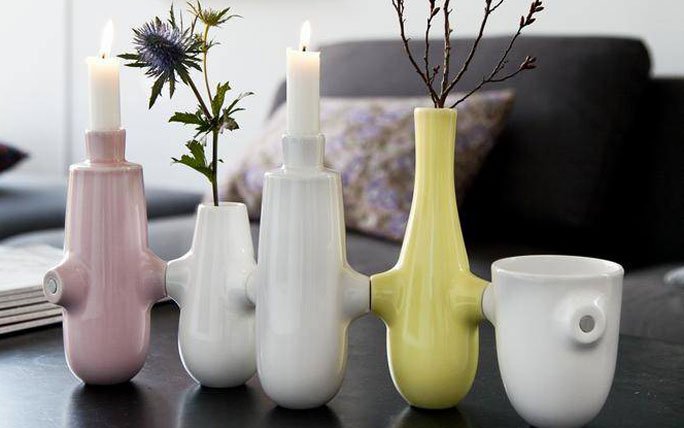 Farbige Kette aus Kerzenständern und Vasen