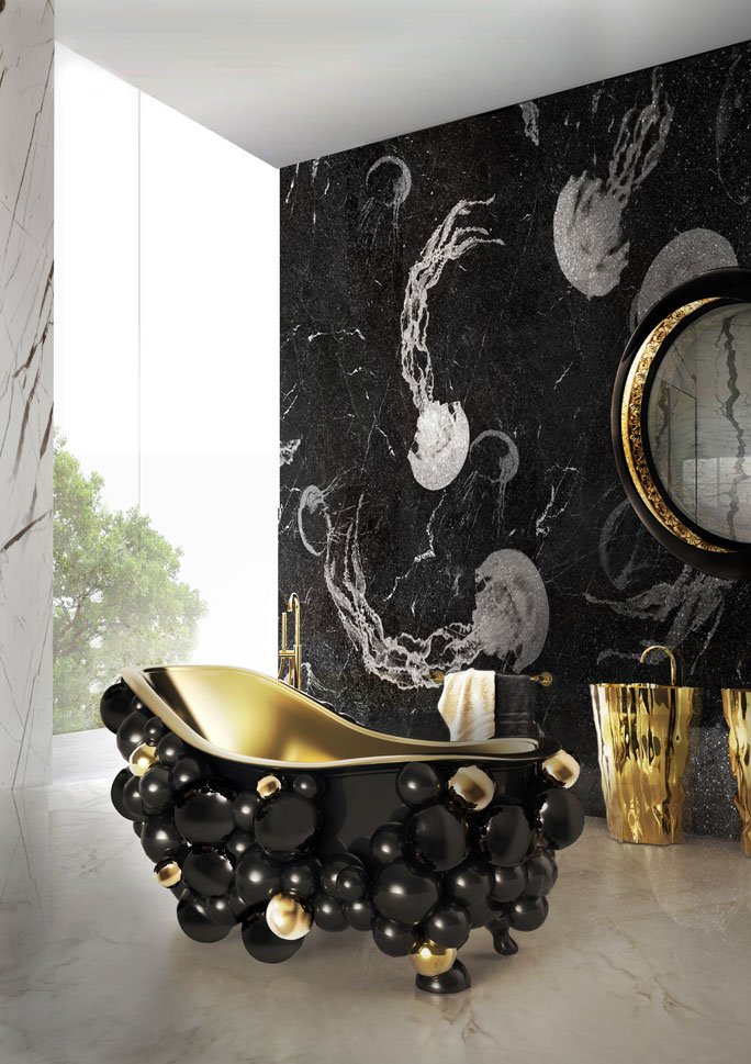 Schwarze Marmorwände im Luxus-Badezimmer