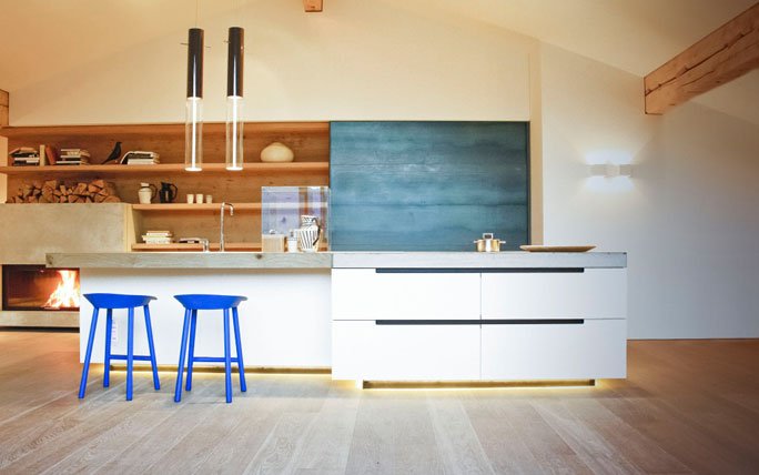 Offene Küche mit blauem Blickfang