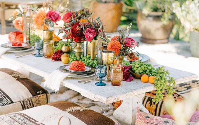 Sommerliche Tischdeko: mit Blumen und Weintrauben