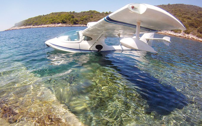 Wasserflugzeug mit ausklappbaren Flügeln